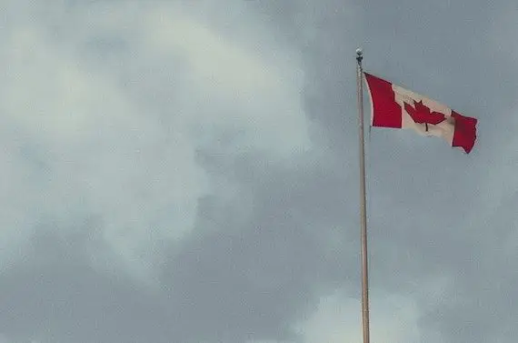 Économie: des éclaircies pour le Canada à travers de gros nuages