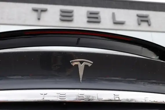 Tesla rappelle des centaines de milliers de véhicules