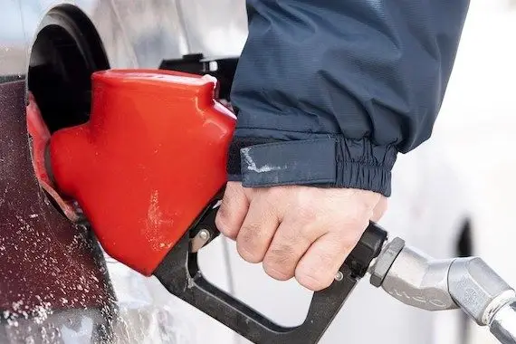 Fête du Travail: l’essence coûte moins cher au Canada