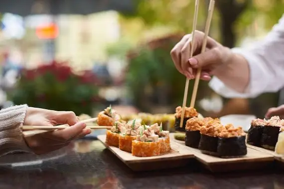 FISH repense la recette de l’expérience sushi, client et employé
