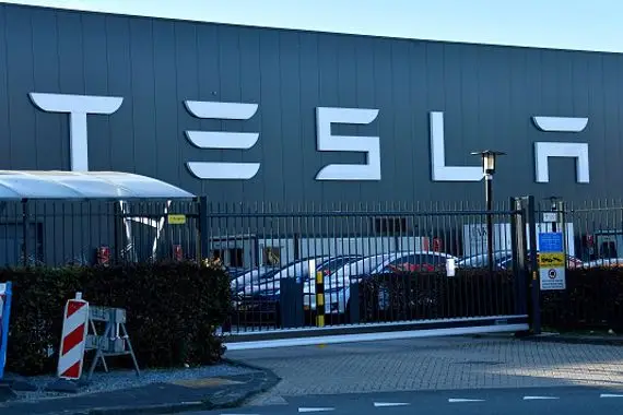 Tesla devient le manufacturier automobile le plus cher en Bourse