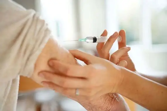 Les É.-U. autorisent une 3e dose de vaccin pour tous les adultes