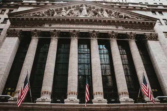 Bourse: le S&P 500 termine à un nouveau sommet