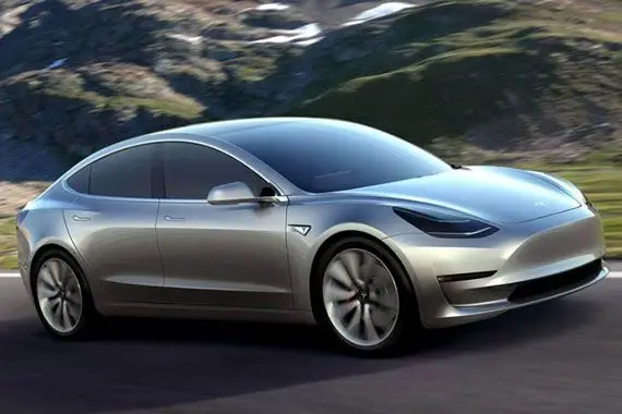Tesla livre moins de voitures que prévu, le titre plonge