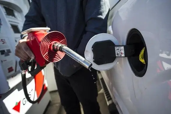 L’Ontario réduira temporairement la taxe sur le prix de l’essence