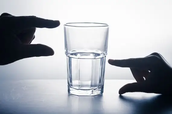 Le verre à moitié vide