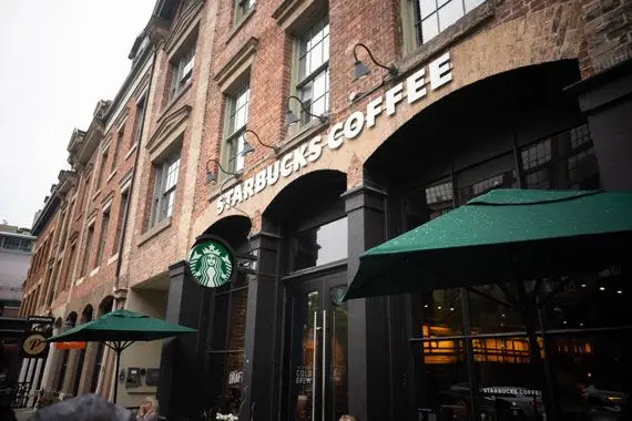 COVID-19: Starbucks dit non aux gobelets réutilisables