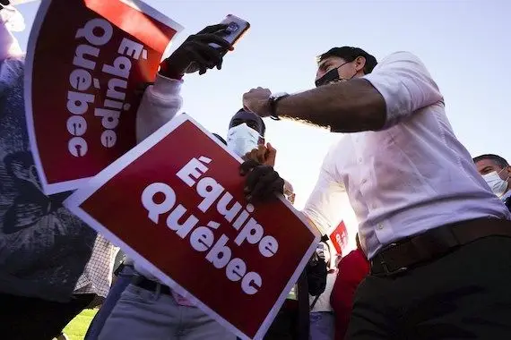 Justin Trudeau fait campagne à travers le Canada avant le jour J