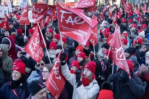 Des enseignantes manifestent devant le bureau de François Legault