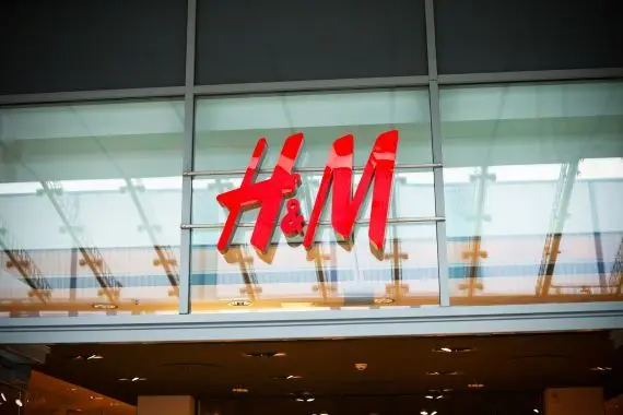 H&M tombe dans le rouge au terme d’un exercice 2022 difficile