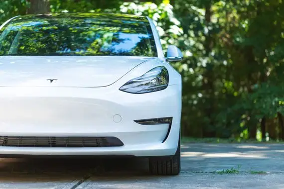 Tesla gagne de l’argent pour le quatrième trimestre de suite