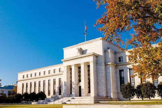 La Fed relève de nouveau fortement son taux directeur