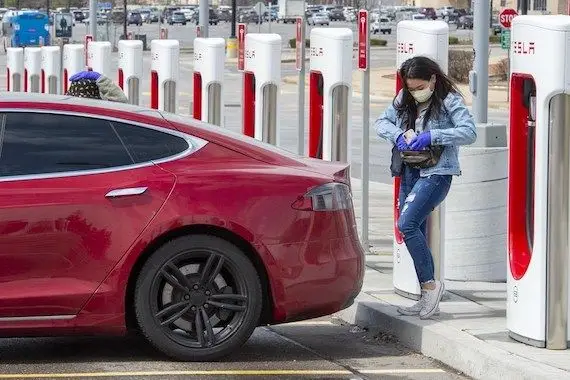 Prix de l’essence: les Canadiens songent aux voitures électriques