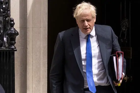 Boris Johnson part «la tête haute»