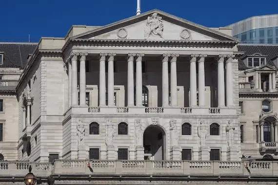 La Banque d’Angleterre relève son taux, prévoit une récession