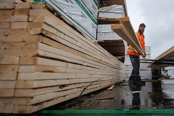 Les bricoleurs profitent de la récente correction du prix du bois
