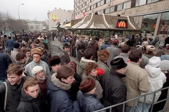 Anciennement un symbole puissant en Russie, McDonald’s se retire