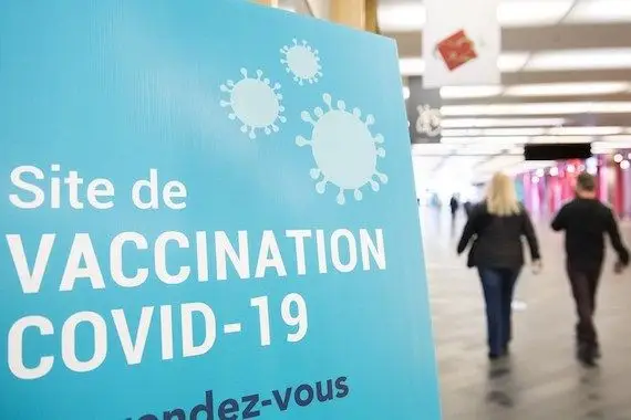 Une file dès l’aube pour le vaccin au Palais des congrès