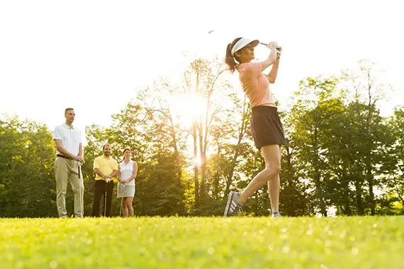 Deux clubs de golf incontournables à mettre sur votre bucket list : Fairmont Le Château Montebello et Fairmont Le Manoir Richelieu