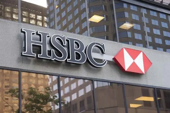 Le bénéfice net de HSBC baisse, mais moins que prévu