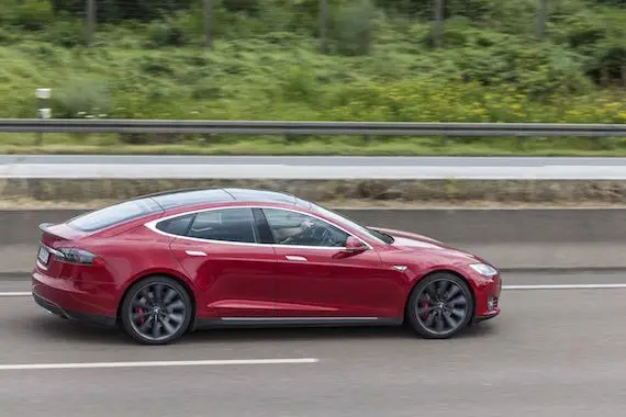 É-U: l’autopilot de Tesla visé par une enquête préliminaire