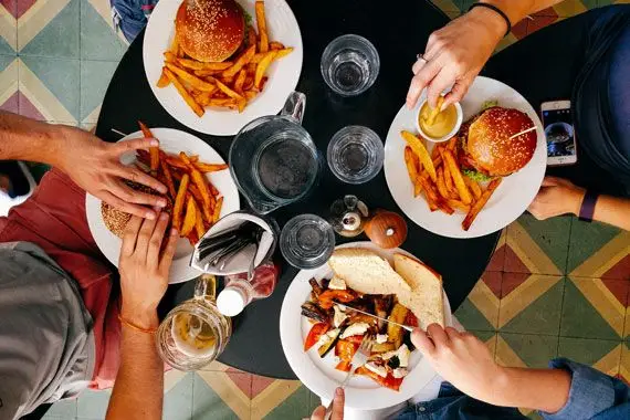 Certains restaurants ont des croûtes à manger