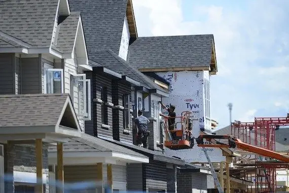 Logement abordable: aide fédérale réclamée par les villes du pays