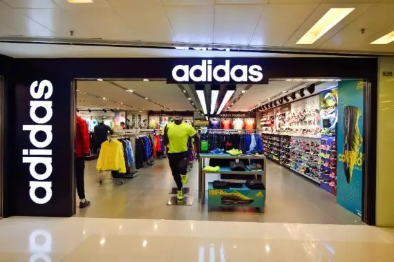 Adidas abaisse ses objectifs pour 2022