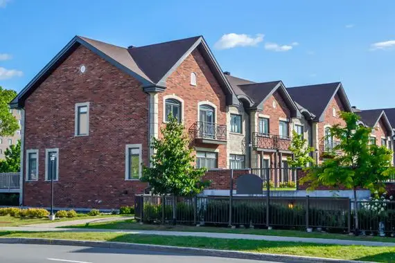 Le marché immobilier canadien modérément vulnérable, dit la SCHL
