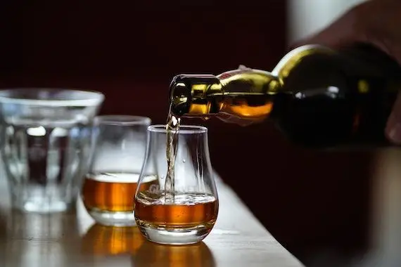La réglementation «étouffe» les distilleries du Québec