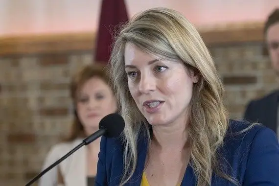 Manoeuvres d’aéronefs chinois: Mélanie Joly est «préoccupée»