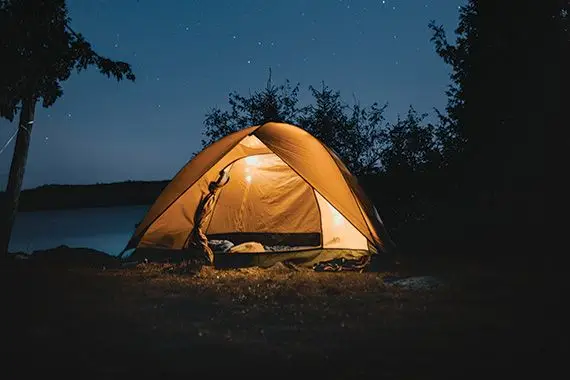 Le camping sous la tente, un loisir encore accessible