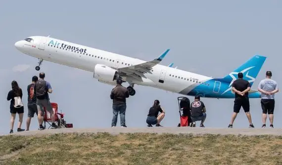 Les agents de bord d’Air Transat se dotent d’un mandat de grève
