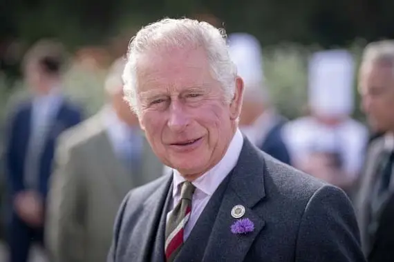 Charles III ovationné à son arrivée à Buckingham Palace