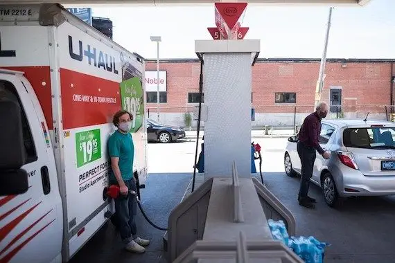 Montréal: hausse lundi du prix de l’essence à 1,56$ le litre