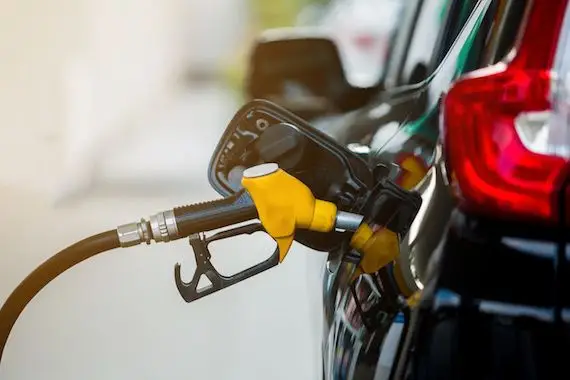 Les prix de l’essence continuent de grimper au Canada