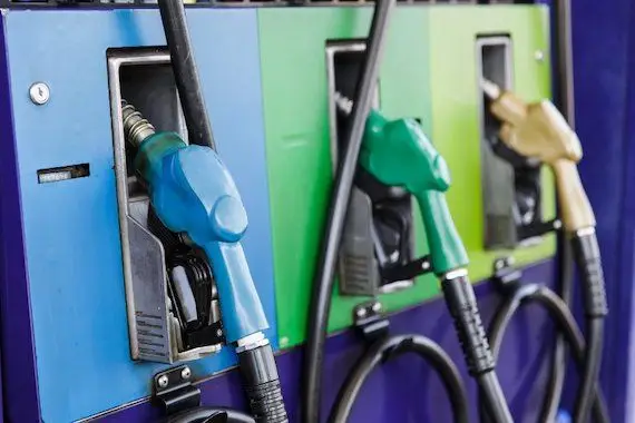 Le prix américain de l’essence  repasse sous un seuil symbolique