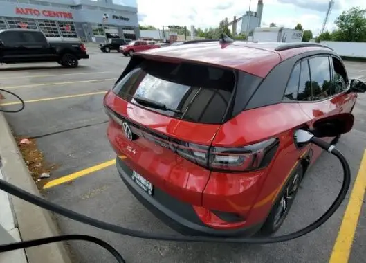 Le fédéral annonce 1500 nouvelles bornes électriques au Québec