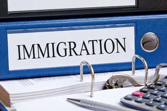 Immigration: le gouvernement pense réduire les longs délais