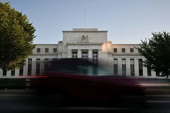 La Fed ralentit, relève son taux directeur d’un demi-point