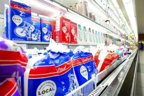 Les épiciers indépendants s’opposent aux hausses du prix du lait