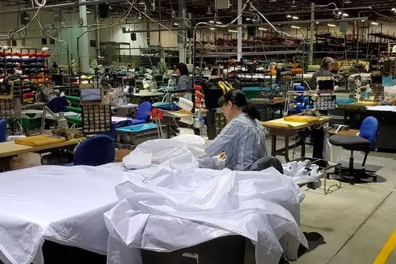 Un fabricant de chandail de hockey produira des blouses médicales