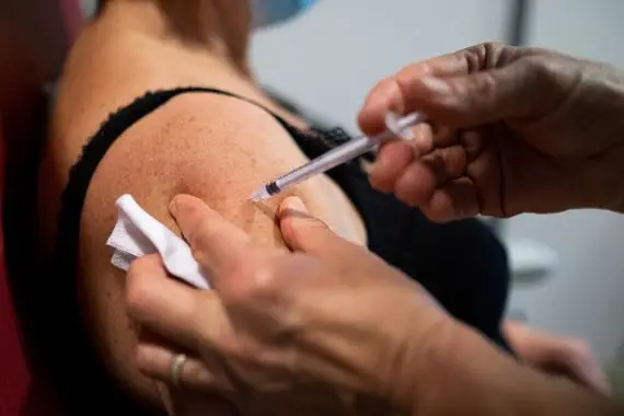 Le Canada approuve le vaccin actualisé contre la COVID