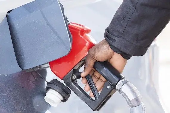Réduction des GES: jusqu’à 13 cents de plus le litre d’essence
