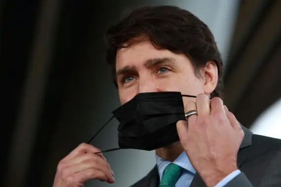 Des fabricants de masques contre la COVID poursuivent Ottawa