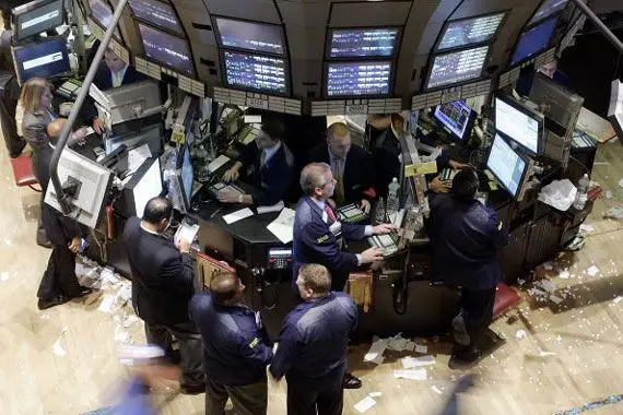Bourse: les investisseurs hésitent à s’engager, Wall Street chute