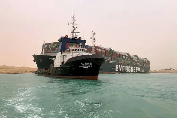 Suez: reprise du trafic avec une remise à flot de l’Ever Given