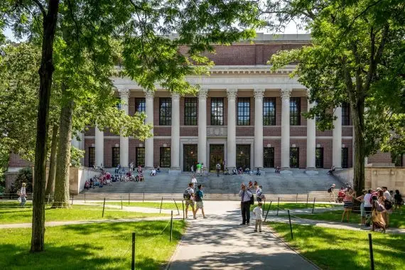 La présidente de Harvard démissionne sur fond de polémiques