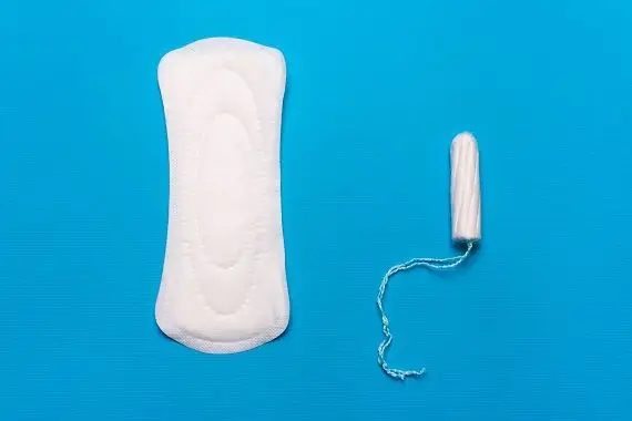 Pour ou contre les produits menstruels gratuits au travail?