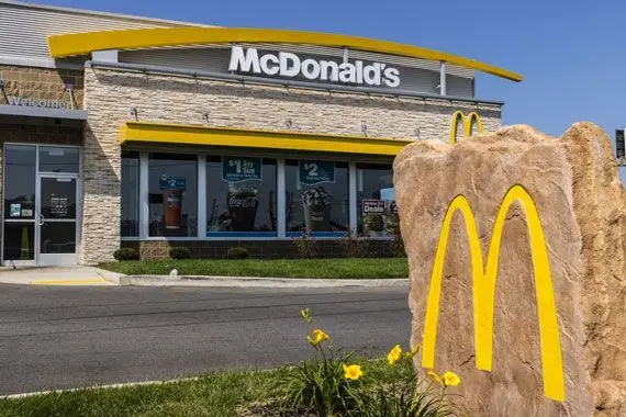 Le patron de McDonald’s quitte après avoir admis une relation